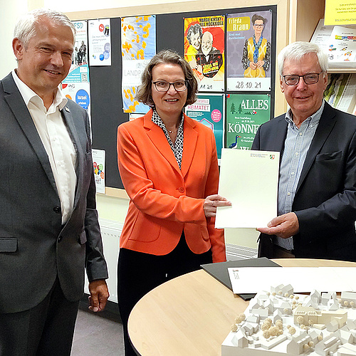 Übergabe des Förderbescheids durch Ministerin Ina Scharrenbach. V.l.: Bürgermeister Sendermann, Ministerin Scharrenbach, Ludger Besse (Heimatverein Olfen) 