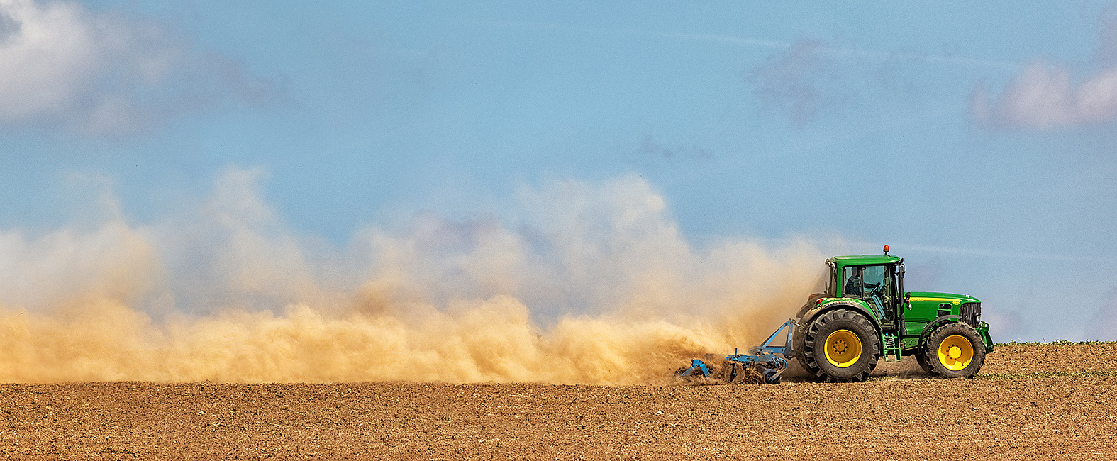 Foto Trecker auf trockenem Feld